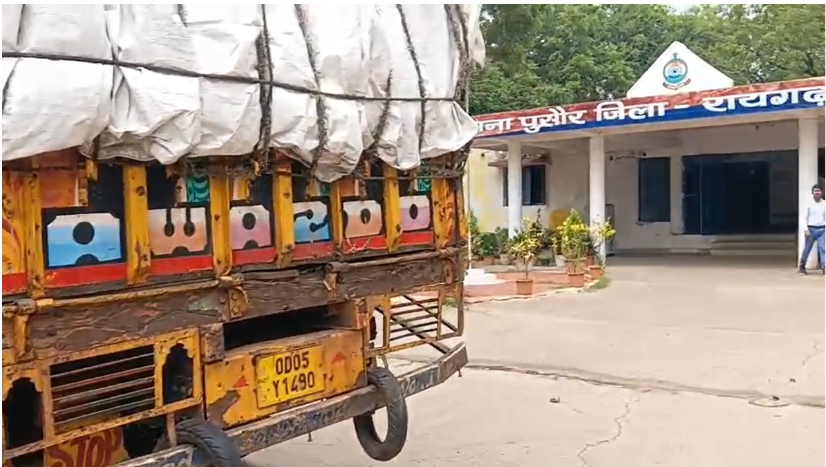 ऑपरेशन प्रहार का बड़ा असर : कबाड़ की आड़ में चल रहा था बड़ा खेल ! पुसौर पुलिस ने पकड़ा 20 टन से अधिक संदिग्ध लोहे का स्क्रैप, रायगढ़ पुलिस ने ट्रक समेत 9.22 लाख का माल किया जब्त, की गई वैधानिक कार्रवाई.