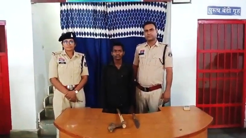 राहगीरों को धमका रहा बदमाश चढ़ा पुलिस के हत्थे, फरसा और चाकू लहराकर दहशत फैला रहा युवक हथियार सहित गिरफ्तार, पुलिस ने भेजा जेल.