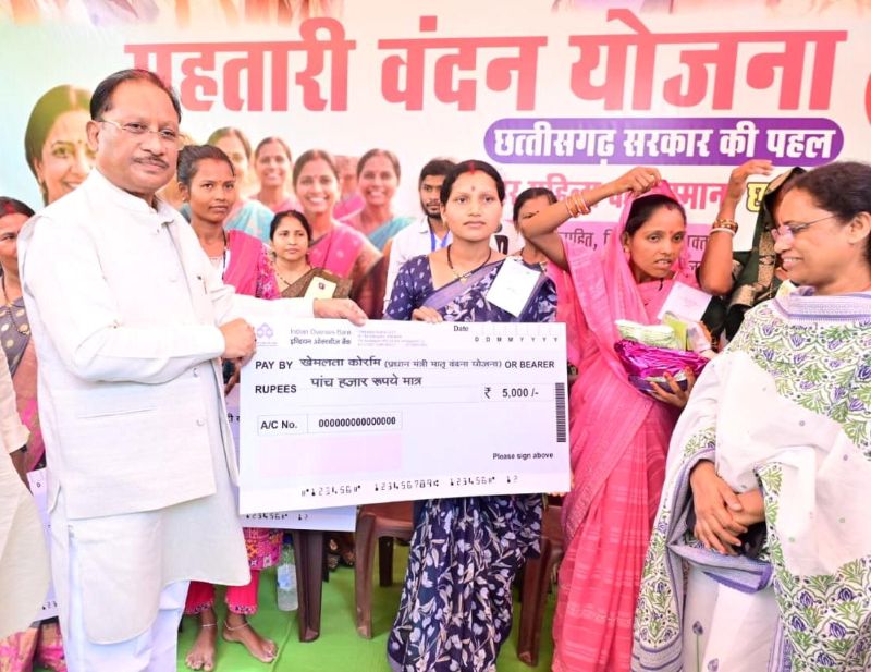 महिलाओं की ताकत बन रही सरकारी योजनाएं: महतारी वंदन से आर्थिक संबल, मातृ वंदना से सुरक्षित मातृत्व, बड़ेकनेरा में मुख्यमंत्री विष्णुदेव साय ने लाभार्थियों से किया संवाद