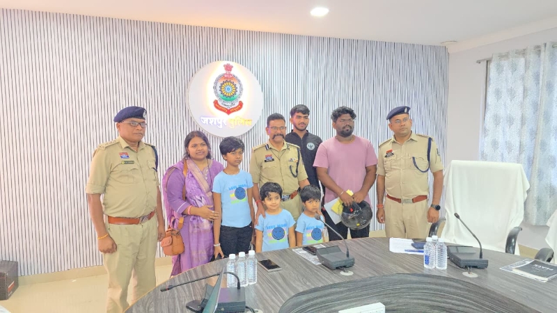 सड़क सुरक्षा का संदेश हुआ वायरल : हेलमेट पहनकर जीते इनाम, जशपुर पुलिस की अनोखी प्रतियोगिता में युवाओं ने दिखाई रचनात्मकता, जशपुर पुलिस ने रील और सेल्फी प्रतियोगिता के विजेताओं को किया सम्मानित.