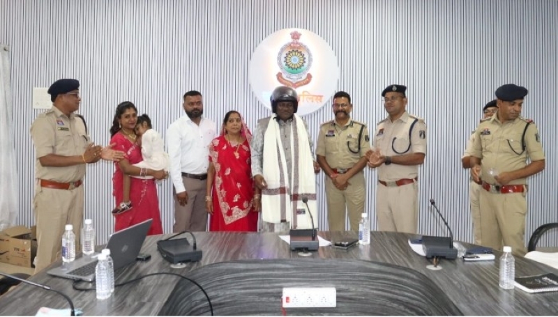 चालीस वर्षों की गौरवशाली सेवा के बाद पुलिस विभाग के ‘गुरूजी’ नारायण प्रसाद साहू हुए सेवानिवृत्त, जशपुर पुलिस ने दी भावभीनी विदाई, आरक्षक से उपनिरीक्षक तक का प्रेरक सफर, ईमानदारी और कर्तव्यनिष्ठा की मिसाल बने नारायण प्रसाद साहू.