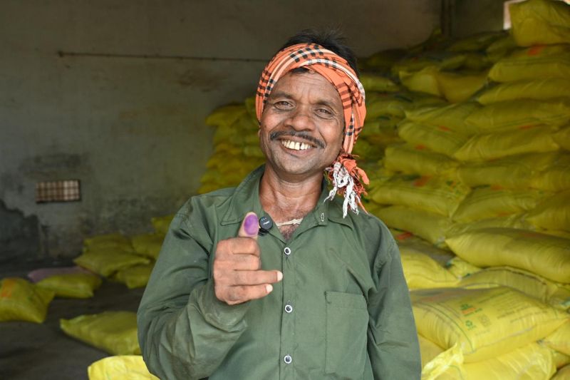 समितियों में उमड़ा किसानों का उत्साह: खाद-बीज की सुगम उपलब्धता से खेती की तैयारी तेज, किसानों ने मुख्यमंत्री विष्णुदेव साय की किसान हितैषी पहल की सराहना की