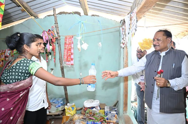 कभी नक्सल संगठन का हिस्सा रहे मासा और जयमोती आज चला रहे किराना दुकान, मुख्यमंत्री विष्णु देव साय ने पानी की बोतल खरीदकर बढ़ाया हौसला—कोण्डापल्ली में दिखी बदलाव की मिसाल
