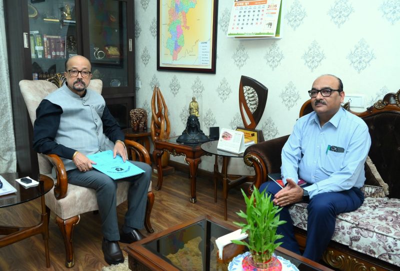 छत्तीसगढ़ के विकास एजेंडे पर राजभवन में मंथन: मुख्य सचिव विकास शील ने राज्यपाल रमेन डेका को योजनाओं की प्रगति और प्रशासनिक उपलब्धियों से कराया अवगत