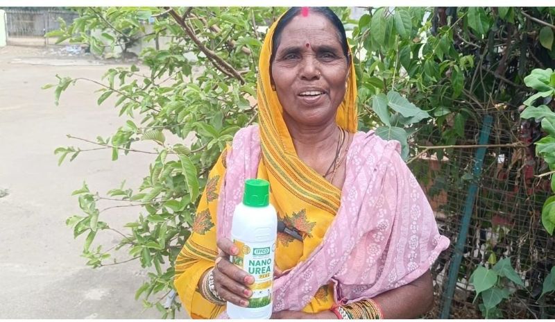 नैनो उर्वरकों के प्रयोग से ग्राम उतई की महिला किसान अंजनी ने गेंहू की फसल में हासिल किया बंपर उत्पादन, लागत घटने से बढ़ी आमदनी