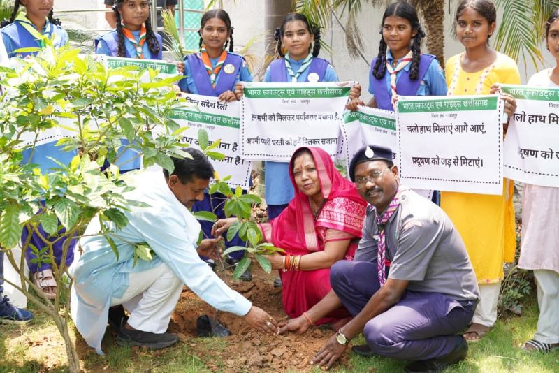 हरित छत्तीसगढ़ के संकल्प को मिली नई ऊर्जा: मुख्यमंत्री निवास बगिया में पौधरोपण कार्यक्रम, कौशल्या साय बोलीं— आने वाली पीढ़ियों को स्वच्छ पर्यावरण देना हम सभी की साझा जिम्मेदारी