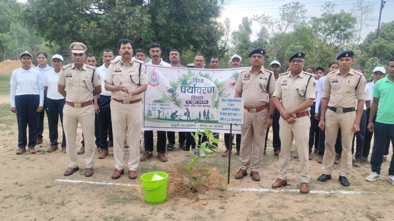 विश्व पर्यावरण दिवस पर पुलिस की हरित पहल : थाना-चौकी परिसरों में लगाए गए 500 से अधिक पौधे, डीआईजी/एसएसपी सूरजपुर प्रशांत ठाकुर ने दिया पर्यावरण संरक्षण का संदेश, कहा- हर व्यक्ति लगाए एक पौधा.