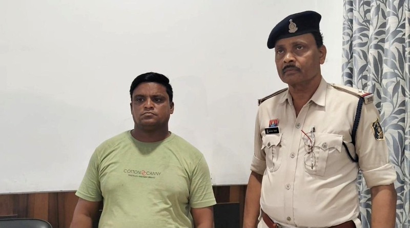 पुलिस की त्वरित कार्रवाई : शादी का वादा, छह साल का रिश्ता और फिर दूसरी महिला से कथित विवाह, शिकायत ले कर एसपी कार्यालय पहुंचीं दो महिलाएं, एक ही युवक पर शादी और धोखाधड़ी के गंभीर आरोप, आरोपी हिरासत में.
