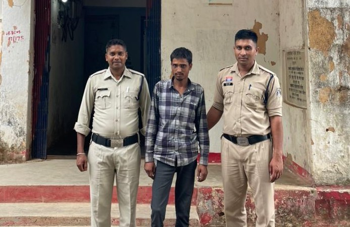 घर से जबरन उठाकर नाबालिग से दुष्कर्म का सनसनीखेज मामला: बगीचा पुलिस ने मुख्य आरोपी समेत नाबालिग सहयोगी को लिया अभिरक्षा में, घटना में प्रयुक्त बाइक भी जब्त