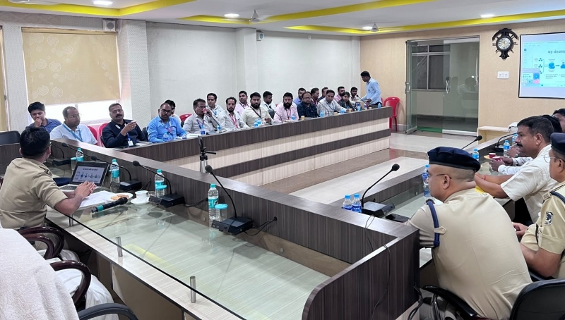अम्बिकापुर में बैंक सुरक्षा और साइबर फ्रॉड पर मंथन : शाखा प्रबंधकों की बैठक में बने महत्वपूर्ण सुझाव, बैंक खातों के होल्ड और लीन मामलों में मिलेगी राहत, सीएसपी ने बैंक प्रबंधकों को दिए अहम निर्देश.