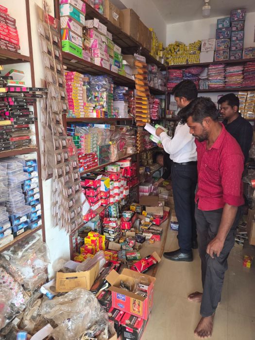 दवाओं और कॉस्मेटिक सामग्री की गुणवत्ता पर प्रशासन की पैनी नजर: जशपुर में विशेष अभियान के दौरान भंडारण में मिली खामियां, अस्पताल और वेटनरी विभाग से लिए गए औषधि नमूने