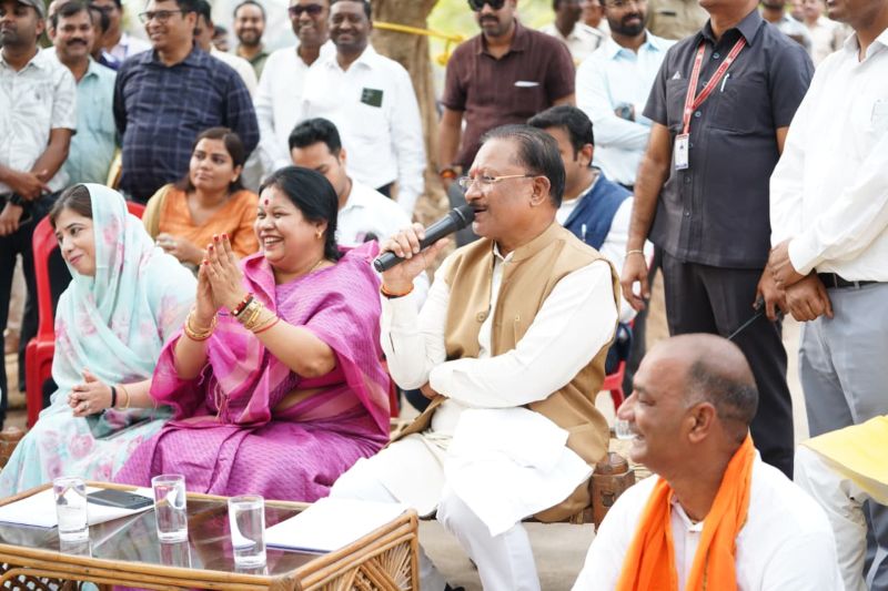 बरगद की छांव में सजी मुख्यमंत्री की चौपाल: ठठारी पहुंचकर ग्रामीणों से सीधे रूबरू हुए मुख्यमंत्री विष्णु देव साय, बैंक शाखा, आरती घाट और नगर पंचायत की बड़ी सौगातें दीं
