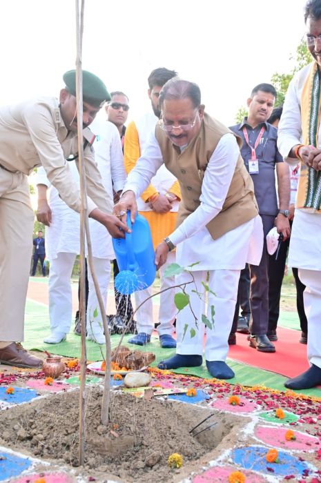 मुख्यमंत्री विष्णु देव साय ने ‘एक पेड़ मां के नाम’ अभियान के तहत किया पीपल का पौधारोपण