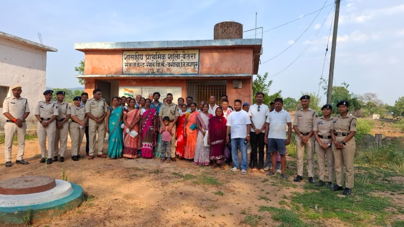 ग्राम बेतरा में पुलिस जन-चौपाल : “पुलिस मितान” योजना से जुड़े ग्रामीण, जशपुर पुलिस ने जन-चौपाल में बढ़ाया विश्वास और संवाद, डीआईजी-एसएसपी ने ग्रामीणों की समस्याएं सुनकर किया त्वरित निराकरण.