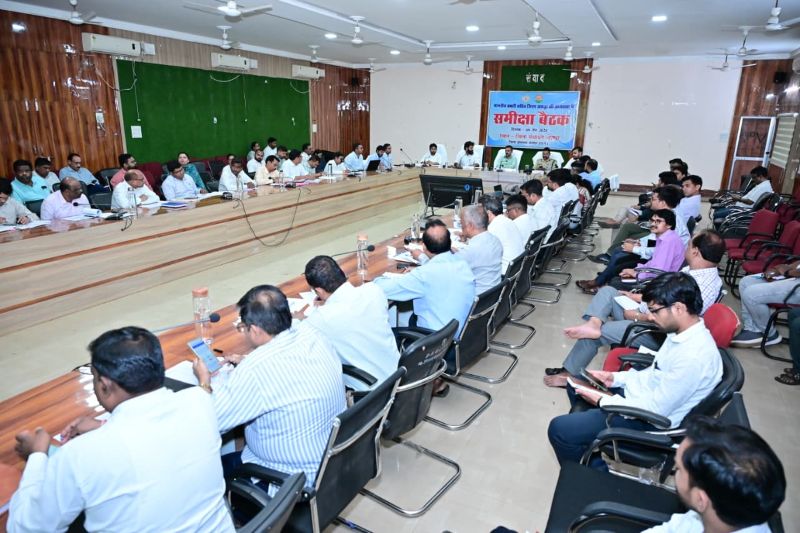 सुशासन, विकास और जनकल्याण पर फोकस: प्रभारी सचिव अंकित आनंद ने अधिकारियों को लगाई जवाबदेही की कसौटी, पीएम आवास, जल जीवन मिशन और पेंशन योजनाओं की गहन समीक्षा