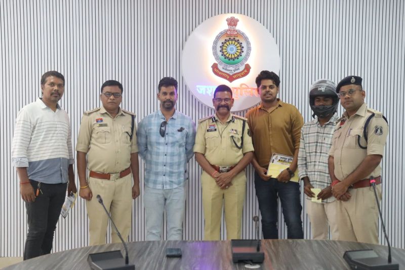 जशपुर पुलिस की अनोखी पहल बनी जनआंदोलन: सड़क सुरक्षा पर रचनात्मक संदेश देने वाले युवाओं को डीआईजी-एसएसपी डॉ. लाल उमेद सिंह ने किया सम्मानित, हेलमेट और सीट बेल्ट जागरूकता अभियान को मिली नई उड़ान