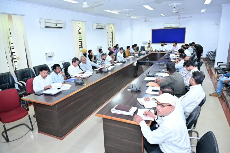 जशपुर में सड़क परियोजनाओं को रफ्तार देने एक्शन मोड में कलेक्टर रोहित व्यास: मुआवजा, भूमि अधिग्रहण और निर्माण बाधाओं के त्वरित निराकरण के निर्देश, सड़क सुरक्षा पर विशेष जोर