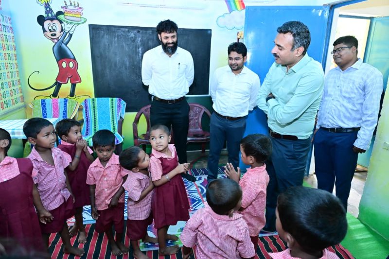 चापाटोली की हाइटेक आंगनबाड़ी बनी मिसाल: प्रभारी सचिव अंकित आनंद ने ऑनलाइन अंग्रेजी में एंट्री करती कार्यकर्ता रैमुनी बाई की सराहना की, बच्चों के पोषण और शिक्षा पर दिया विशेष जोर