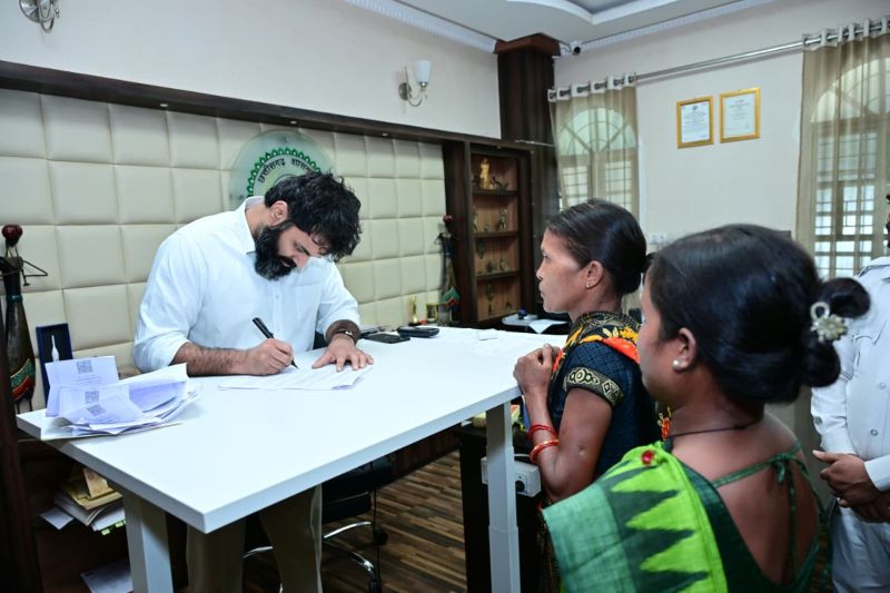 जनदर्शन में गूंजीं जनता की समस्याएँ, कलेक्टर रोहित व्यास ने दिखाई संवेदनशीलता: 57 आवेदनों पर त्वरित कार्रवाई के निर्देश, पारदर्शी और समयबद्ध समाधान पर जोर