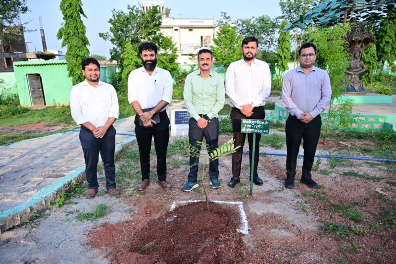 जशपुर के मातृत्व वन से गूंजा पर्यावरण संरक्षण का संदेश: प्रभारी सचिव अंकित आनंद ने ‘एक पेड़ माँ के नाम’ अभियान के तहत किया पौधरोपण, मातृ सम्मान और प्रकृति संरक्षण को बताया भविष्य की सबसे बड़ी जिम्मेदारी
