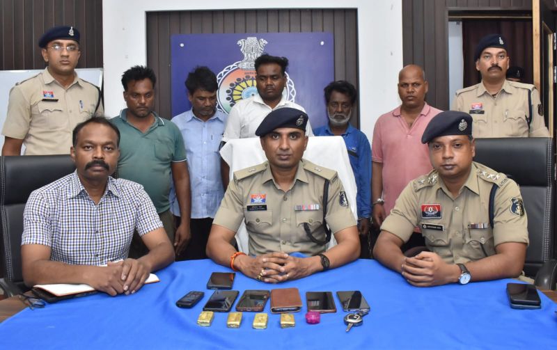 सस्ते सोने के लालच में फंसाते थे लोग, फिर करते थे बड़ा खेल! दुर्ग पुलिस ने दबोचा नकली गोल्ड रैकेट — 1.242 किलो फर्जी ‘सोना’, कार और मोबाइल समेत 5 आरोपी गिरफ्तार