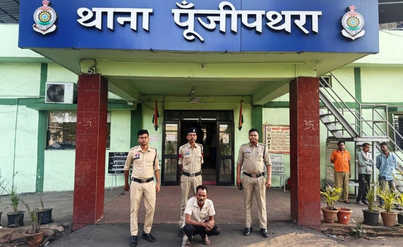 दिनदहाड़े दहशत फैलाने निकला आरोपी हाथ में धारदार हथियार लेकर लोगों को दे रहा था धमकी, पुलिस ने घेराबंदी कर किया गिरफ्तार, हथियार सहित पहुंचा जेल.
