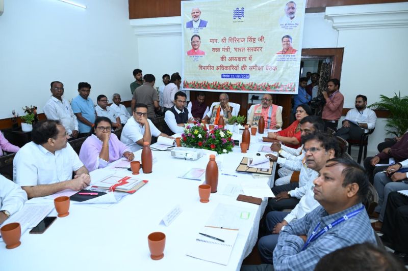 रेशम, खादी और हथकरघा क्षेत्र में आएगा बड़ा बदलाव: केंद्रीय मंत्री गिरिराज सिंह ने बुनकरों की आय 5 लाख रुपये सालाना तक पहुंचाने के लिए बनाई नई रणनीति