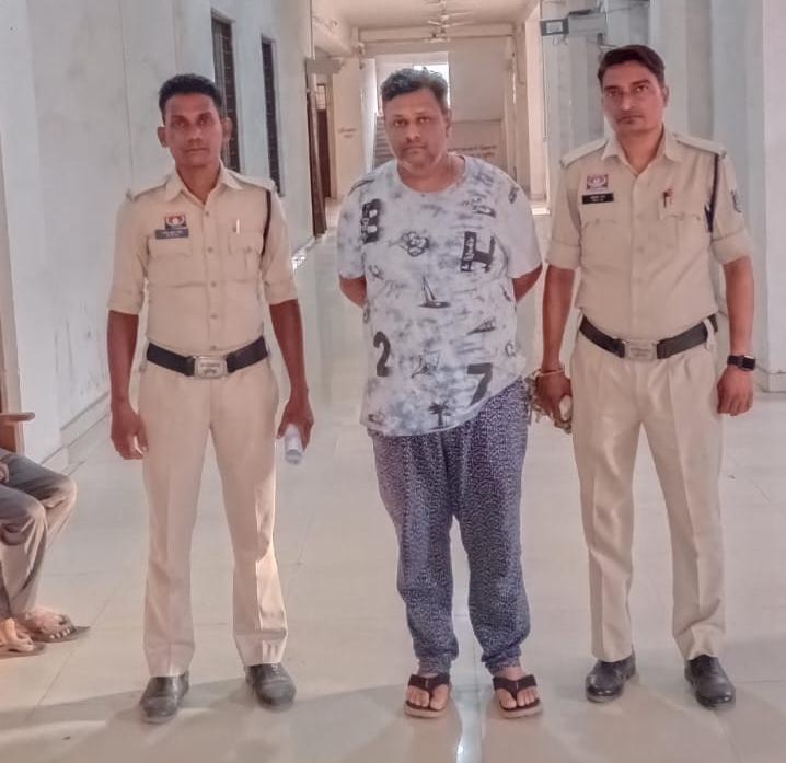 ऑपरेशन क्लीन हंट की बड़ी सफलता : IPL सट्टे के काले खेल का बड़ा खुलासा ! फरार आरोपी पुलिस के शिकंजे में, मोबाइल से मिले अहम सुराग, ऑनलाइन क्रिकेट सट्टा गिरोह का फरार सदस्य गिरफ्तार.