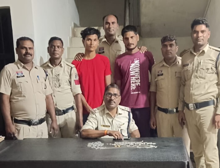 फिल्मी अंदाज में खुला चोरी का राज: डॉग स्क्वॉड सीधे पहुंचा आरोपियों के घर, सकरी पुलिस ने कुछ ही घंटों में दबोचे शातिर चोर, 60 हजार रुपये के सोने-चांदी के जेवर जब्त