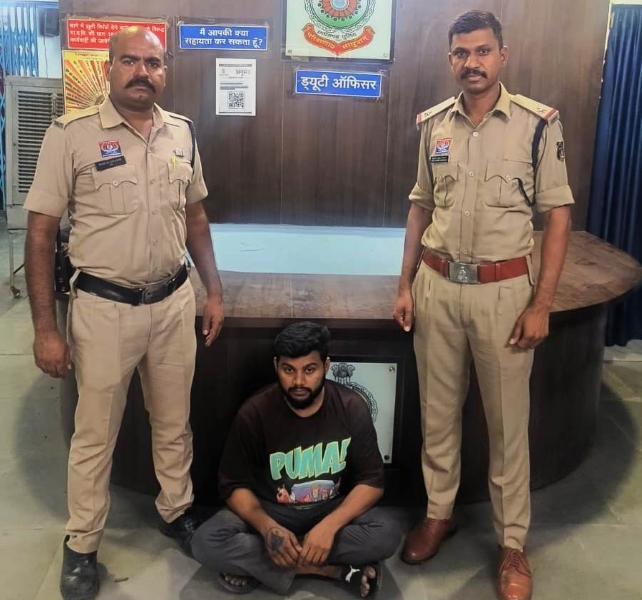 ब्लैंक चेक और फर्जी दस्तावेजों का खेल बेनकाब, फर्जी नाम से किराये पर लिया ट्रेलर, रायपुर में बेचकर लाखों की ठगी, ट्रेलर बेचने वाला शातिर मुख्य आरोपी ठग गिरफ्तार, भेजा गया न्यायिक अभिरक्षा में.