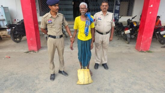 ऑपरेशन आघात से मचा हड़कंप : हाथ में थैला लेकर पहुंचा गांजा बेचने, पुलिस की नाकाबंदी में ऐसे चढ़ा हत्थे, कुंजारा में गांजा सप्लाई से पहले ही आरोपी गिरफ्तार कर भेजा गया न्यायिक अभिरक्षा में.