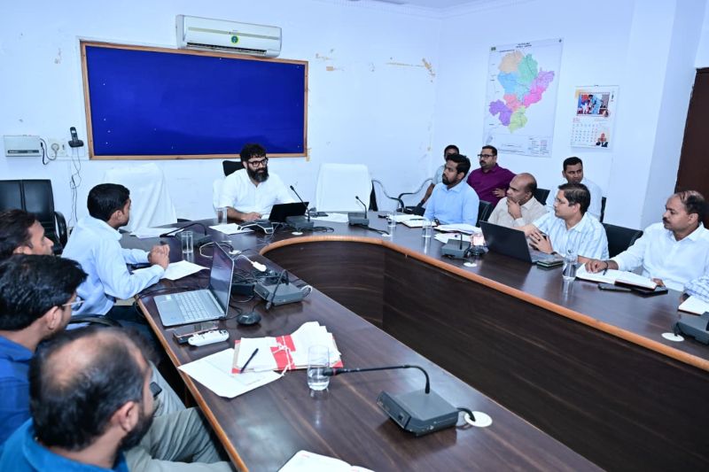 राजस्व प्रशासन में तेज़ी लाने की पहल: कलेक्टर रोहित व्यास ने नामांतरण, सीमांकन, डायवर्सन, भू-अर्जन और स्वामित्व योजना के लंबित प्रकरणों का समय-सीमा में निराकरण सुनिश्चित करने के दिए सख्त निर्देश