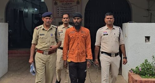रायपुर में नशे के कारोबार पर पुलिस का बड़ा वार: हेलीपैड के पास गांजा बेचते रंगे हाथों पकड़ा गया तस्कर, 2 लाख रुपये का माल जब्त