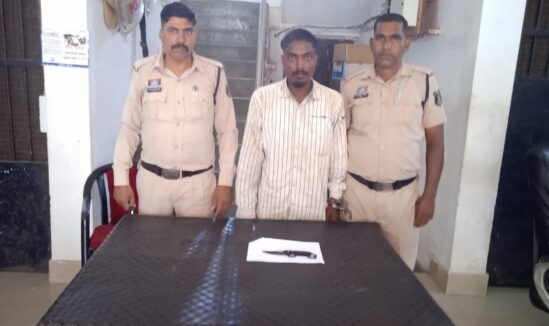 खुले-आम चाकू लहराकर फैला रहा था खौफ, राहगीरों में दहशत ! पुलिस ने मौके से दबोचा, मिशन स्कूल के पास चाकू लेकर घूम रहा युवक गिरफ्तार, भेजा गया न्यायिक रिमांण्ड पर.