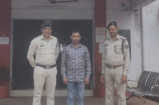 कांटा मशीन में बड़ा खेल! बिना तौल जारी कर दी पर्ची, लाखों के कोयले की हेराफेरी करने वाला फरार बाबू आखिरकार गिरफ्तार