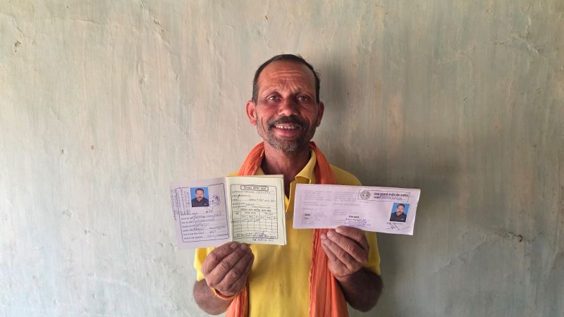 सुशासन की मिसाल: बैल चराते किसान की शिकायत पर तुरंत हरकत में आया प्रशासन, एक दिन में मिला केसीसी, खाद-बीज और कृषि सहायता का लाभ
