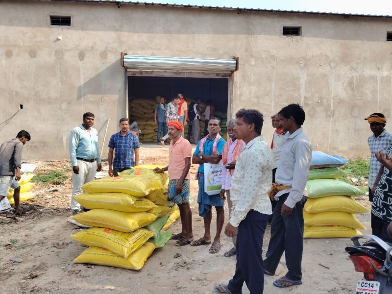 जशपुर में किसानों को खाद-बीज की पर्याप्त उपलब्धता, प्रशासन की कड़ी निगरानी से कालाबाजारी पर रोक
