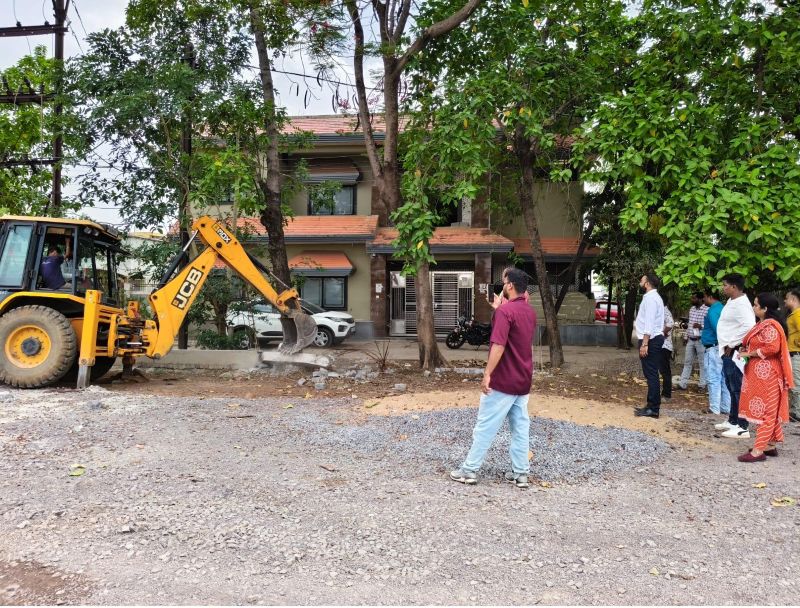 सेजबहार में सरकारी जमीन पर अवैध कब्जे पर बड़ी कार्रवाई: गृह निर्माण मंडल ने हटाई अतिक्रमणकारी सड़क, करोड़ों की भूमि कराई मुक्त