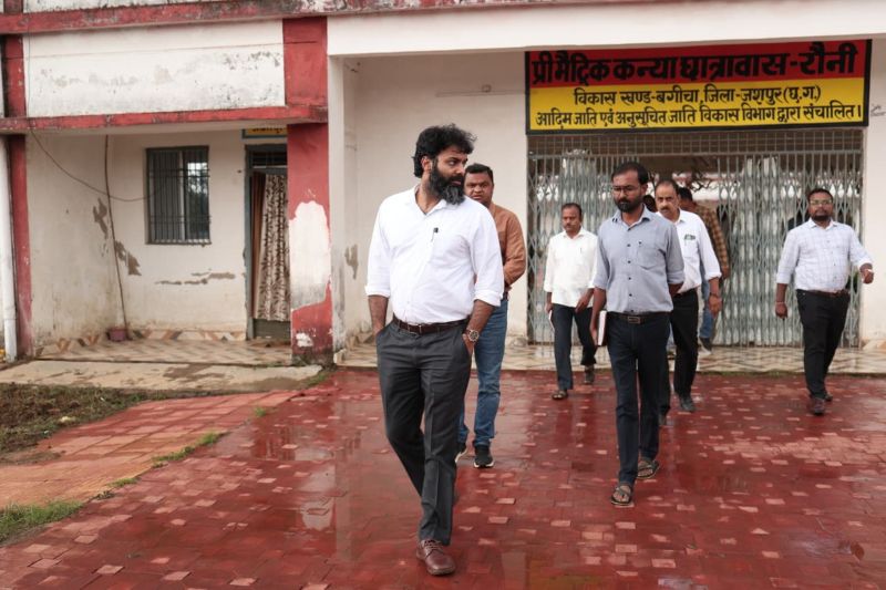जशपुर में शिक्षा व्यवस्था को लेकर प्रशासन गंभीर: कलेक्टर रोहित व्यास ने प्री-मैट्रिक कन्या छात्रावास रौनी का किया निरीक्षण, स्वच्छता, सुरक्षा, पेयजल, पंखों की व्यवस्था और छात्राओं की नियमित उपस्थिति पर दिया विशेष जोर