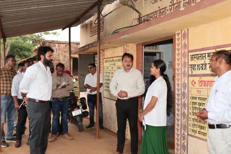 दूरस्थ गांवों तक बेहतर इलाज पहुंचाने की पहल: कलेक्टर रोहित व्यास ने स्वास्थ्य केंद्र रौनी का किया औचक निरीक्षण, स्वच्छता, मरम्मत और जनकल्याणकारी योजनाओं के प्रभावी क्रियान्वयन पर दिया जोर