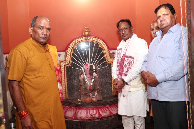 मुख्यमंत्री विष्णुदेव साय ने भगवान गणेश का लिया आशीर्वाद, प्रदेश के विकास, जनकल्याण और सामाजिक सौहार्द की मंगलकामना की
