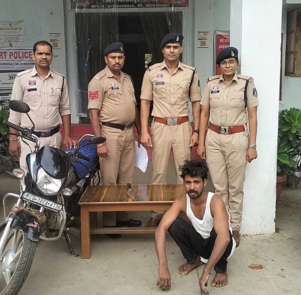रतनपुर पुलिस की त्वरित कार्रवाई : धारदार चाकू और बाइक सहित दबोचा गया बदमाश, लखनीदेवी गार्डन के सामने चाकू लहराकर दहशत फैलाने वाला आरोपी गिरफ्तार कर न्यायिक रिमांड पर भेजा गया जेल.