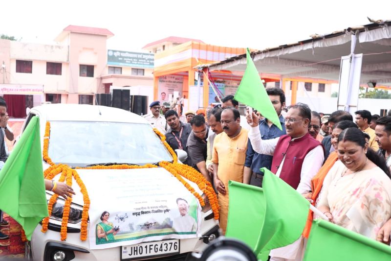 कुनकुरी से कृषि नवाचार की ऐतिहासिक पहल : महिला कृषकों का 5 सदस्यीय दल ड्रोन पायलट प्रशिक्षण के लिए रवाना, तकनीक से बदलेगी खेती की तस्वीर, गांव-गांव तक पहुंचेगा आधुनिक कृषि का ज्ञान, मुख्यमंत्री विष्णु देव साय ने दिखाई हरी झंडी