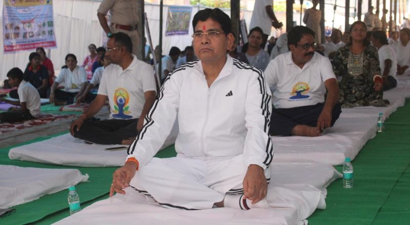 अंतर्राष्ट्रीय योग दिवस पर राजस्व मंत्री टंक राम वर्मा की मौजूदगी में 1,000 से अधिक लोगों ने किया योगाभ्यास