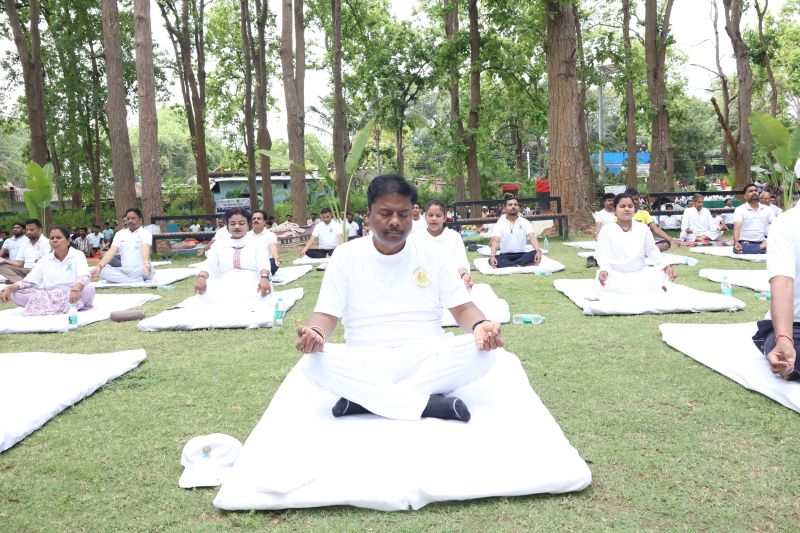 कोटमहर गार्डन में उत्साहपूर्वक मनाया गया 12वां अंतरराष्ट्रीय योग दिवस : वन मंत्री केदार कश्यप ने किया योगाभ्यास, स्वस्थ जीवन के लिए नियमित योग अपनाने का दिया संदेश