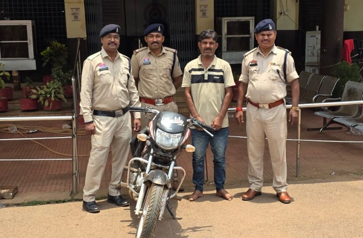 दुर्ग पुलिस की त्वरित कार्रवाई, नंदिनी नगर में बाइक चोरी करते रंगेहाथ दबोचा गया आरोपी—30 हजार की मोटरसाइकिल बरामद