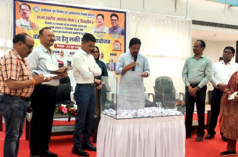 आवास मेला-2025 के लक्की ड्रॉ में चमकी किस्मत, पूजा बरेठ ने जीती मारुति स्विफ्ट—उपहारों की हुई बारिश