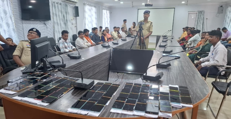 पुलिस की बड़ी सफलता : 51 गुम मोबाइल बरामद, सात लाख से अधिक की संपत्ति लौटाई, गुम मोबाइल पाकर खुश हुए असली मालिक.