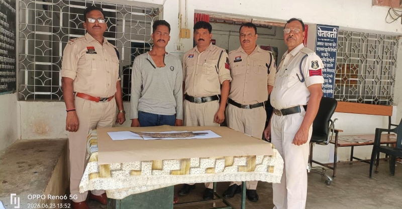 दहशत का खेल खत्म : बीच सड़क तलवार लहराकर मचा रहा था खौफ, कापू पुलिस ने घेराबंदी कर आरोपी को किया गिरफ्तार.