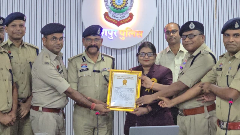 जशपुर पुलिस ने रचा इतिहास : हेलमेट जागरूकता बना जनआंदोलन, 60 हजार लोगों को दिलाई सड़क सुरक्षा की शपथ, 766 गांवों में एक साथ जन चौपाल, गोल्डन बुक ऑफ वर्ल्ड रिकॉर्ड में दर्ज हुआ नाम,